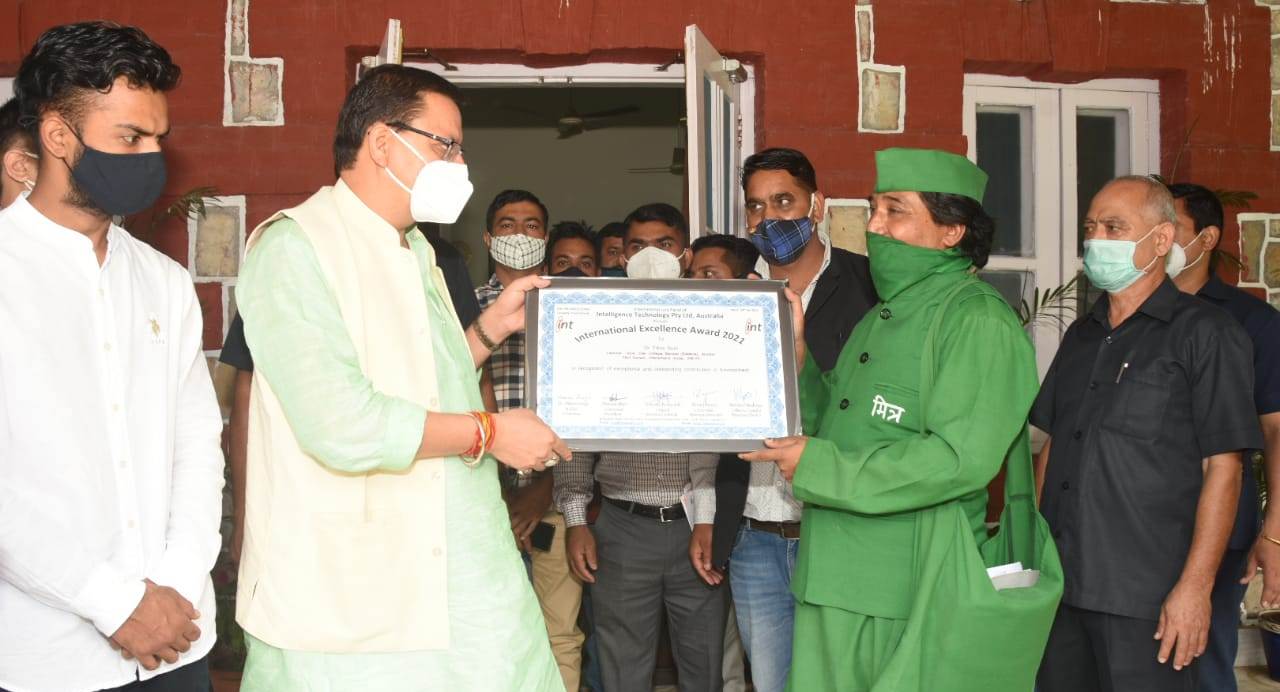 मुख्यमंत्री पुष्कर धामी ने वृक्षमित्र डॉ सोनी को अंतर्राष्ट्रीय एक्सीलेंस एवार्ड से किया सम्मानित