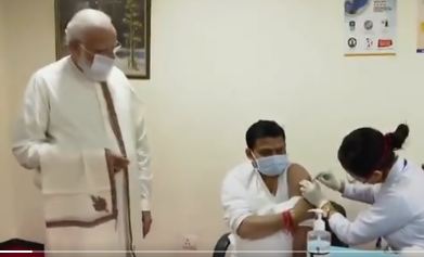 दिव्यांग अरुण राय को मोदी के सामने लगा कोरोना का 100 करोडवाँ टीका