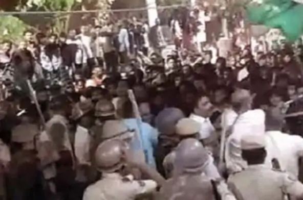 ईद पर जोधपुर में भिड़े 2 समुदाय:झंडे और लाउडस्पीकर लगाने को लेकर दो समुदाय आमने-सामने, पुलिकर्मी हुए घायल