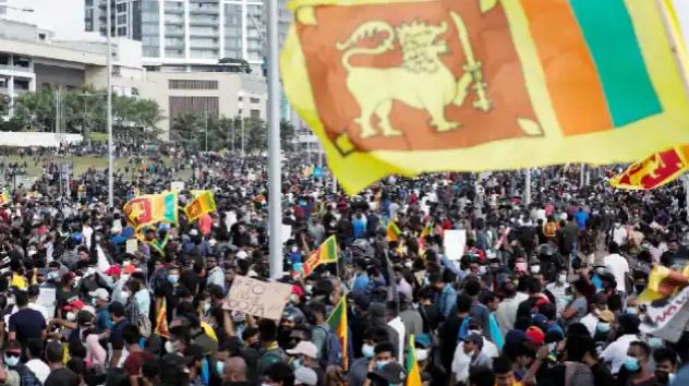 श्रीलंका में प्रदर्शनकारियों का हल्लाबोल, घर छोड़कर भागे राष्ट्रपति गोटाबाया राजपक्षे