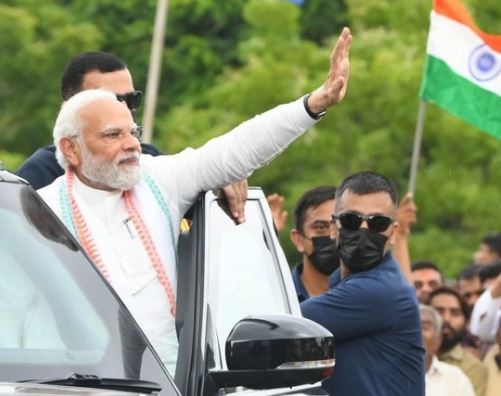 PM मोदी ने गुजरात के भुज में किया रोड शो
