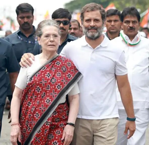 सोनिया गांधी पहुंचीं भारत जोड़ो यात्रा में :15 मिनट पैदल चलने के बाद राहुल ने वापस भेजा