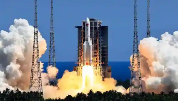 दुनिया के लिए बड़ा खतरा, पृथ्वी पर वापस गिर रहा 23 टन वजनी चीनी रॉकेट