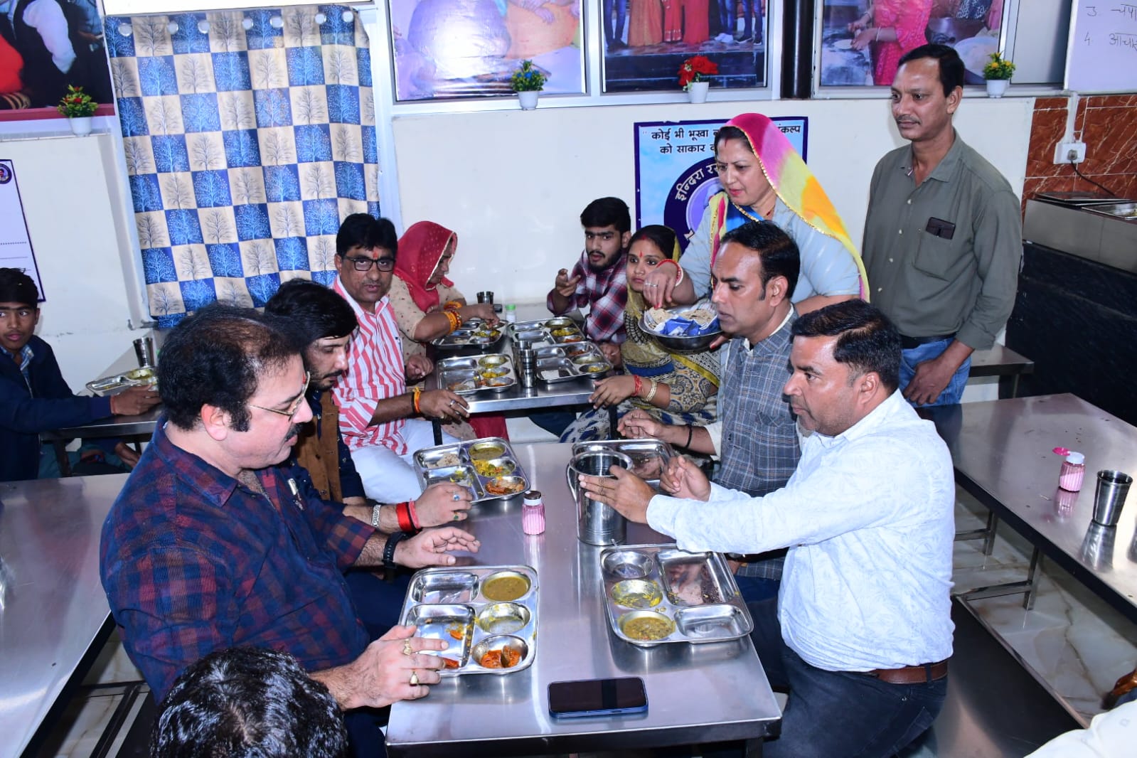खाद्य एवं नागरिक आपूर्ति मंत्री एवं नगर निगम जयपुर हैरिटेज की महापोर ने किया इंदिरा रसोई का निरीक्षण