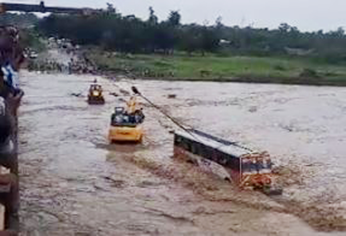 भारी बारिश ने मचाया तांडव – 50 से ज्यादा यात्रियों से भरी बस उफनती नदी में फंसी