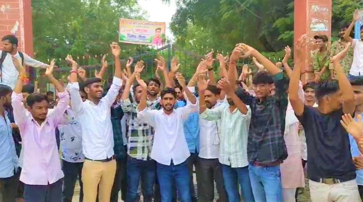 संजय देवन्दा के नेतृत्व में सहरिया महाविद्यालय ‌कालाडेरा में छात्र संघ चुनावों को लेकर विरोध प्रदर्शन