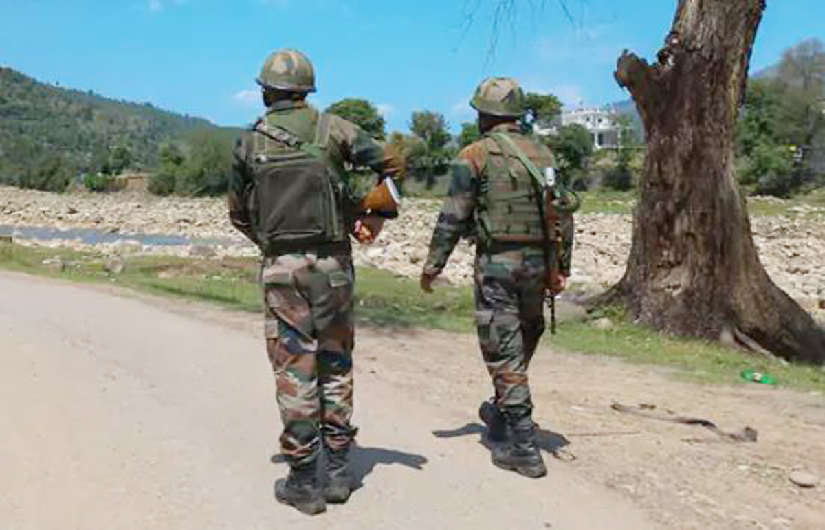 कश्मीर में सेना के 3 जवान शहीद, कल शाम आतंकियों की फायरिंग में हुए थे घायल