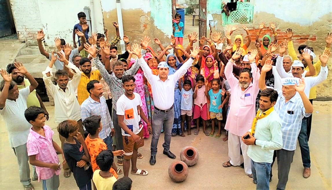 आम आदमी पार्टी ने क्षेत्र की पानी व अन्य जनसमस्याओं पर क्षेत्रवासियों के साथ किया प्रदर्शन