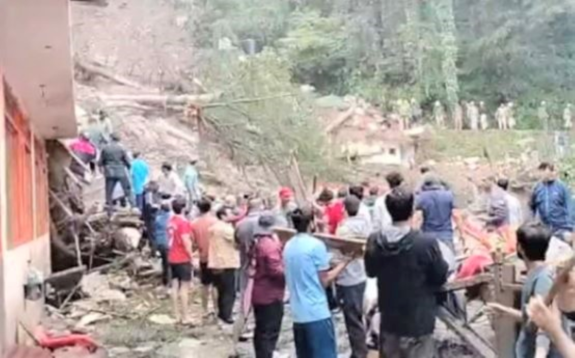 शिमला में मंदिर पर गिरा पहाड़, 9 लोगो की मौत, 25-30 लोग दबे मलबे में