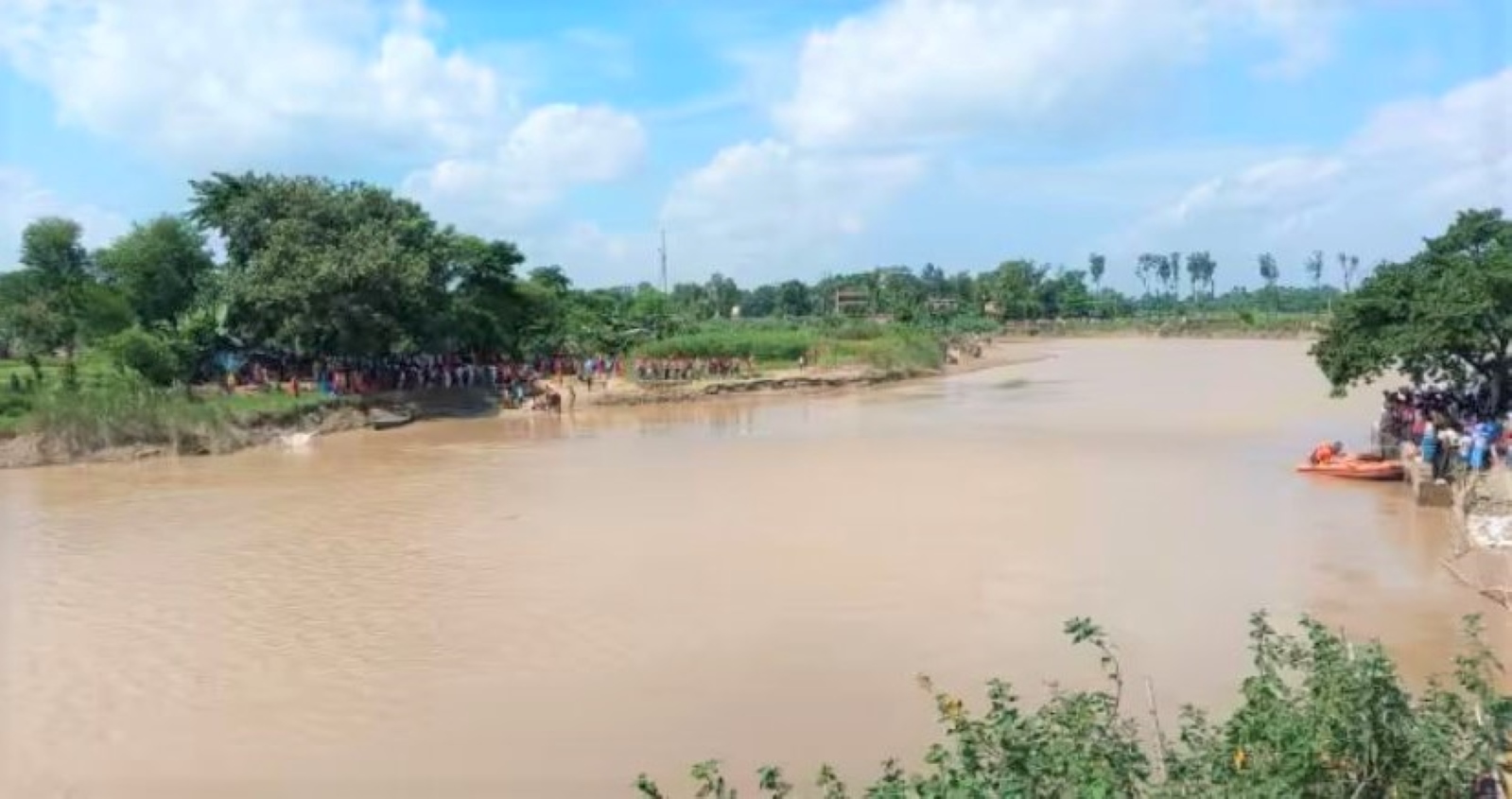 बिहार के मुजफ्फरपुर में 33 स्कूली बच्चों से भरी नाव नदी में डूबी, रस्सी के सहारे पार कर रहे थे, टूटते ही पलटी