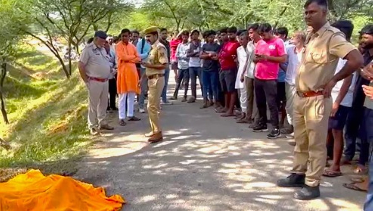 जयपुर में महिला की अधजली लाश मिलने से फैली सनसनी, महिला की सिर फोड़कर हत्या, आग लगाकर सड़क पर फेंकी बॉडी