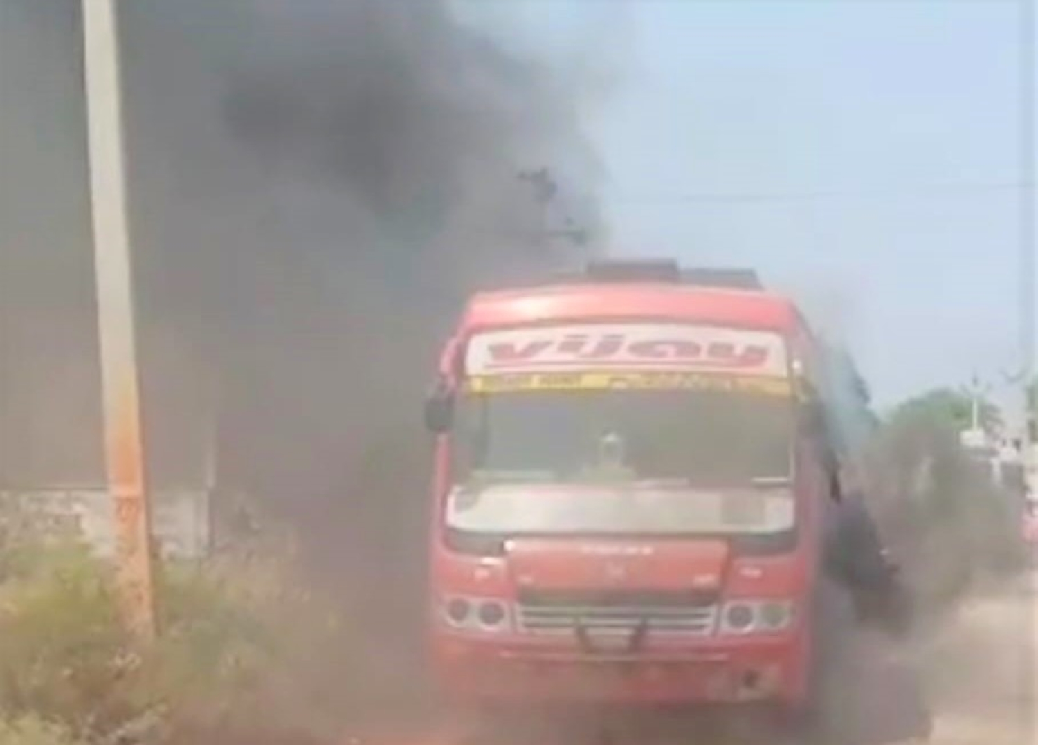 Govindgarh News – खाटू श्याम से आ रही निजी बस में लगी आग, टायर फटने से इंजन में लगी आग