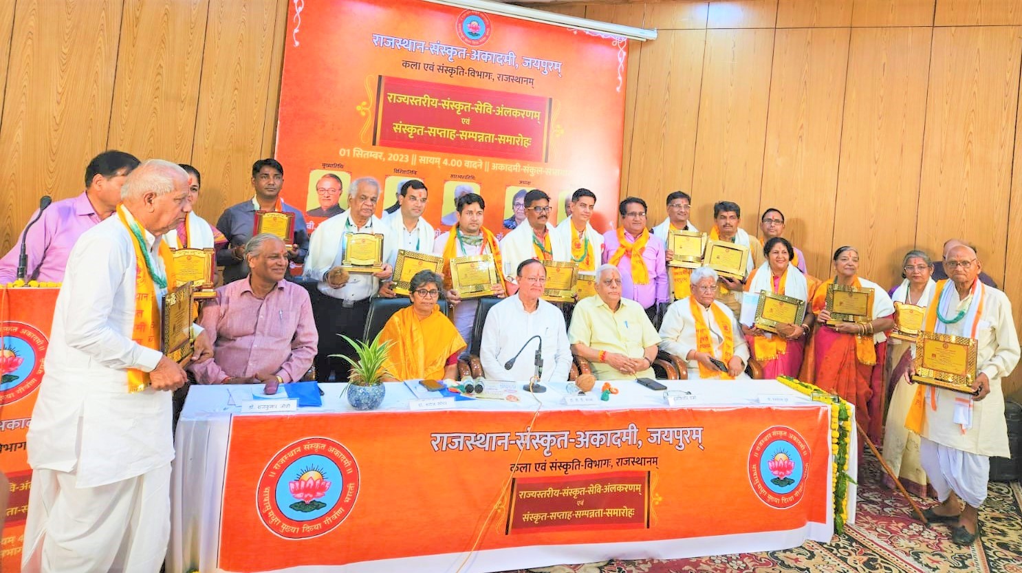 डॉ. कैलाश चंद्र बुनकर को राज्य स्तरीय संस्कृत सारस्वत विद्वत सम्मान से सम्मानित होने पर बलाई समाज बंधुओं ने जताया हर्ष