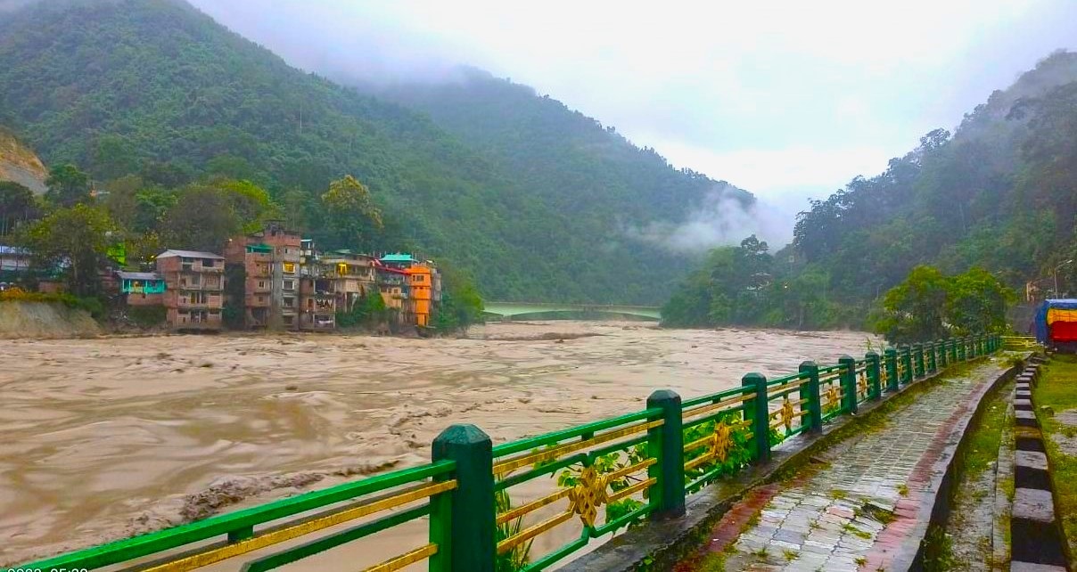 BIG NEWS – सिक्किम में बादल फटने के कारण भारी तबाही, बाढ़ में सेना के 23 जवान लापता, तीस्ता नदी का जलस्तर 15 से 20 फुट तक बढ़ा, सर्च ऑपरेशन जारी