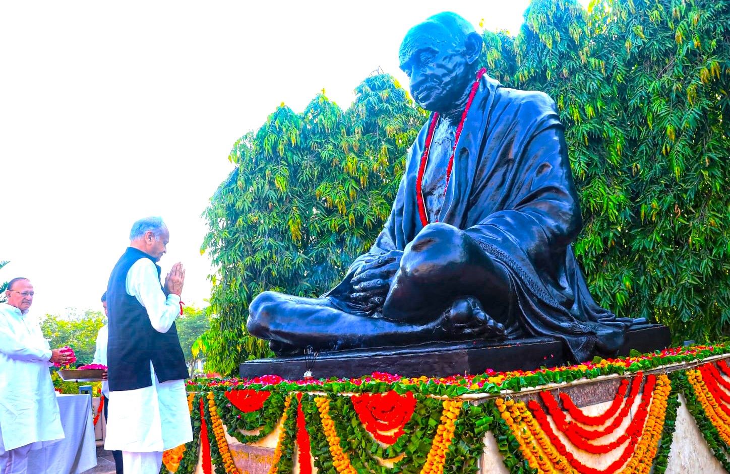 सीएम अशोक गहलोत ने महात्मा गांधी को अर्पित की पुष्पांजलि
