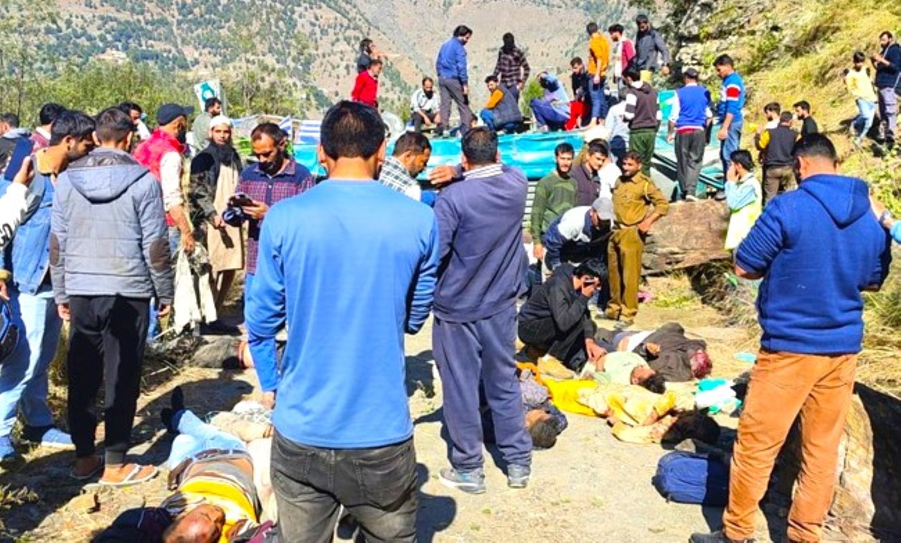जम्मू-कश्मीर में सड़क हादसा, 38 की मौत, 19 घायल, डोडा में 300 फीट गहरी खाई में गिरी