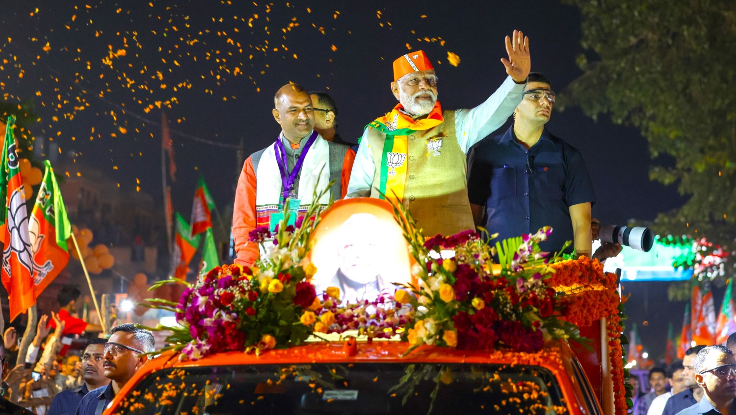 Road Show – जयपुर में प्रधानमंत्री नरेन्द्र मोदी ने किया रोड शो, एक झलक देखने के लिए बड़ी संख्या में पहुंचे लोग