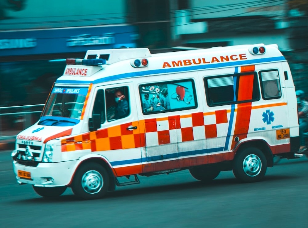 खराब सड़क के कारण एंबुलेंस ने अस्पताल ले जाने से किया मना, महिला की मौत