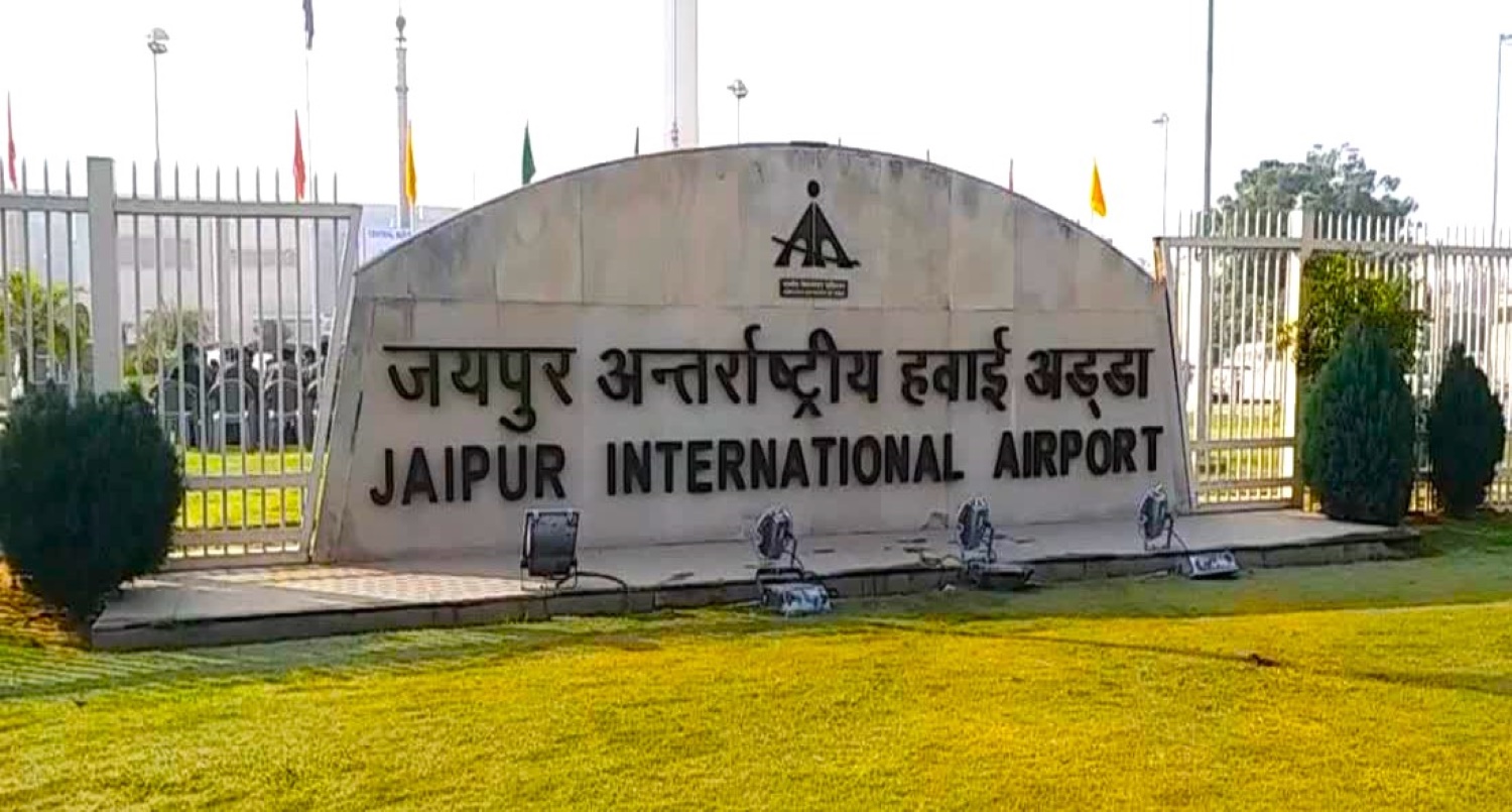 जयपुर एयरपोर्ट पर वायुसेना का विमान एयरपोर्ट पर पोल से टकराया