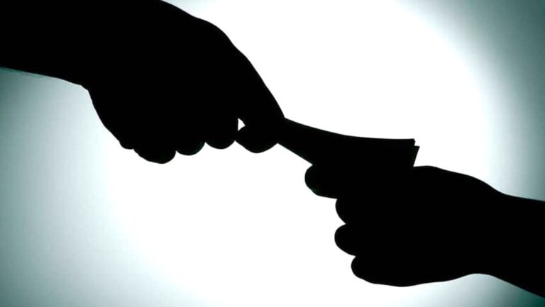 Bribe – 3 करोड़ दो तो रोक देंगे जांच, रिश्वत लेते रंगे हाथ गिरफ्तार ED ऑफिसर
