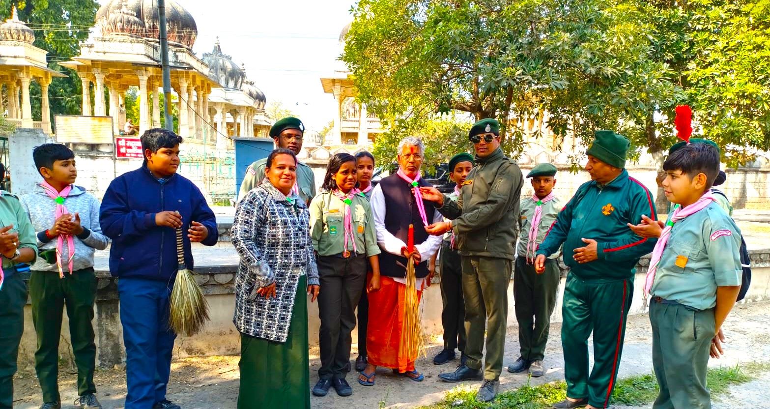 हिंदुस्तान स्काउट्स एंड गाइड्स ने गणेश मंदिर में चलाया सफाई अभियान