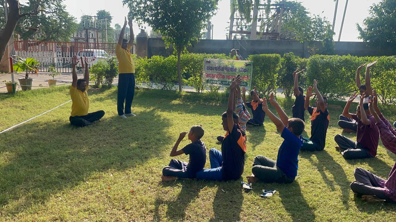 संकल्प सेवा संस्थान द्वारा बच्चों को करवाया योग एवं ध्यान